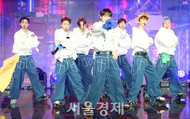 그룹 에잇턴(8TURN)이 30일 오후 서울 강남구 일지아트홀에서 열린 데뷔 앨범 ‘에잇턴라이즈(8TURNRISE)’ 쇼케이스에서 타이틀곡을 선보이고 있다. / 사진=김규빈 기자