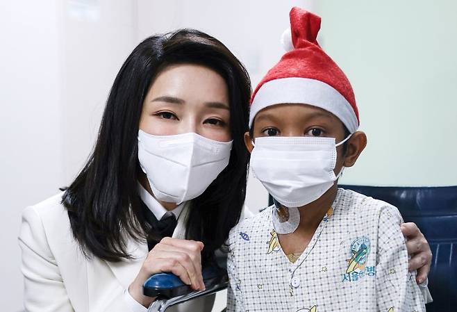윤석열 대통령 부인 김건희 여사가 지난해 12월 21일 서울 송파구 서울아산병원에서 심장질환 수술을 받고 회복 중인 캄보디아 아동 로타 군을 만나고 있다. 사진=대통령실 제공