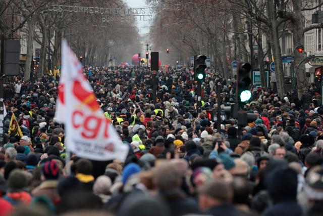 19일(현지시간) 프랑스 전역에서는 에마뉘엘 마크롱 프랑스 대통령이 추진하는 연금개혁에 반대하는 1차 총파업 겸 시위가 열렸다. 사진은 파리에서 진행된 시위 전경. 파리=AP·연합뉴스