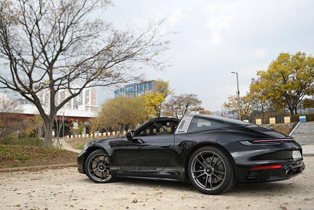 포르쉐 911 타르가 4 GTS 50주년 포르쉐 디자인 자유로 연비