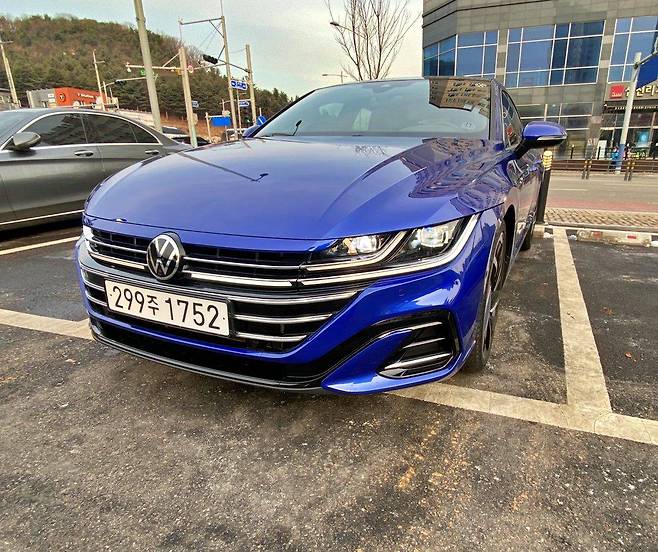 신형 아테온 R-라인 4모션 측면부. 출처=IT동아