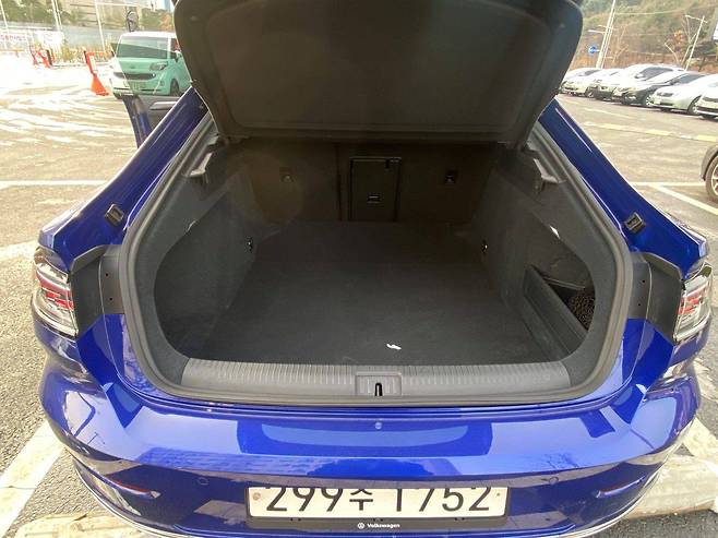 신형 아테온 R-라인 4모션 트렁크. 출처=IT동아