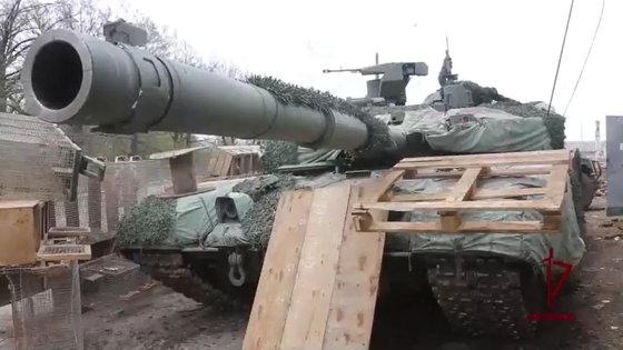 지난달 25일 우크라이나에서 포착된 러시아군 T-90M 전차. Rob Lee 트위터 계정