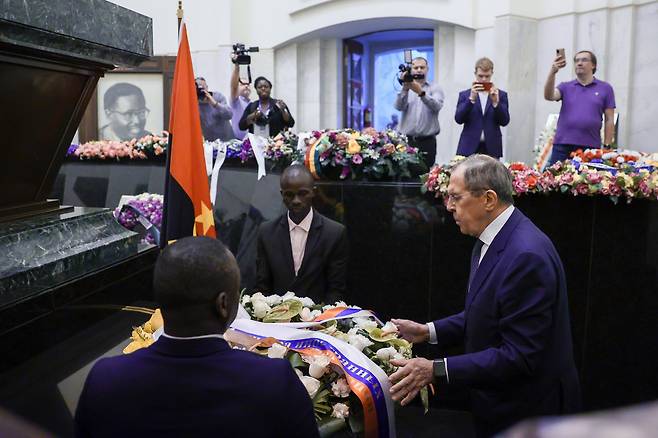 세르게이 라브로프 러시아 외무장관이 26일 앙골라 루안다에 있는 앙골라 초대 대통령 안토니오 아고스티노 네토의 묘소를 방문해 헌화하고 있다. (사진=러시아 외무부 트위터)