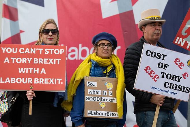 영국의 유럽연합 탈퇴를 반대하는 이들이 2022년 9월 야당인 노동당의 전당대회장 앞에서 대응책을 요구하며 시위를 벌이고 있다. 리버풀/EPA 연합뉴스