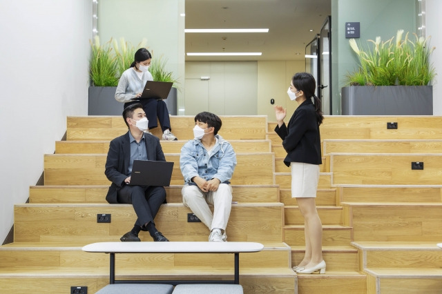 삼성전자 직원들이 지난해 10월 거점 오피스 서울 서초구 '딜라이트 서초'에서 직원들이 근무를 하고 있다. 삼성전자 제공