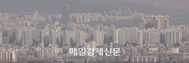 1일 서울 강남구 대모산 정상에 겨울동안 내린 눈이 아직 녹지 않고 있는 가운데 서울 시내 아파트들의 모습이 보이고있다. 2023.2.1 [김호영 기자]