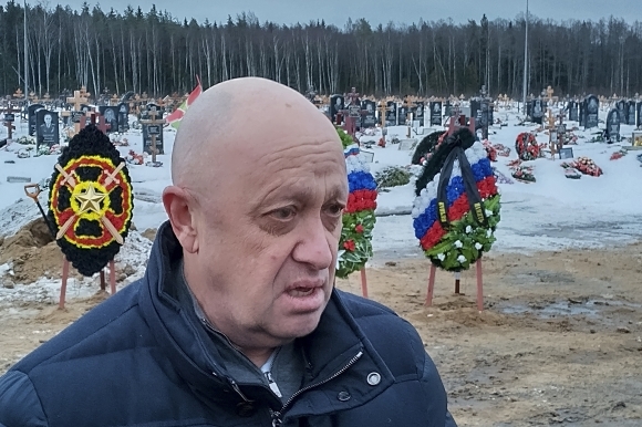 바그너그룹 수장 예브게니 프리고진이 지난달 24일(현지시간) 바그너그룹 용병으로 우크라이나전에서 전사한 드미트리 멘시코프의 장례에 참석하고 있다. 장례는 상트페테르부르크 외곽 벨루스트로브스코예에서 거행됐다.AP 연합뉴스