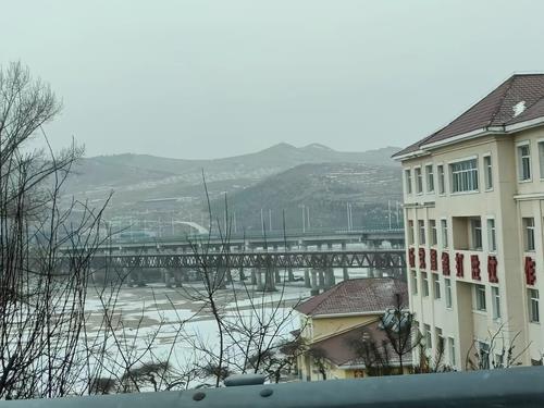 취안허 통상구(오른쪽)와 북한 나진선봉을 잇는 두만강대교 [촬영 박종국]