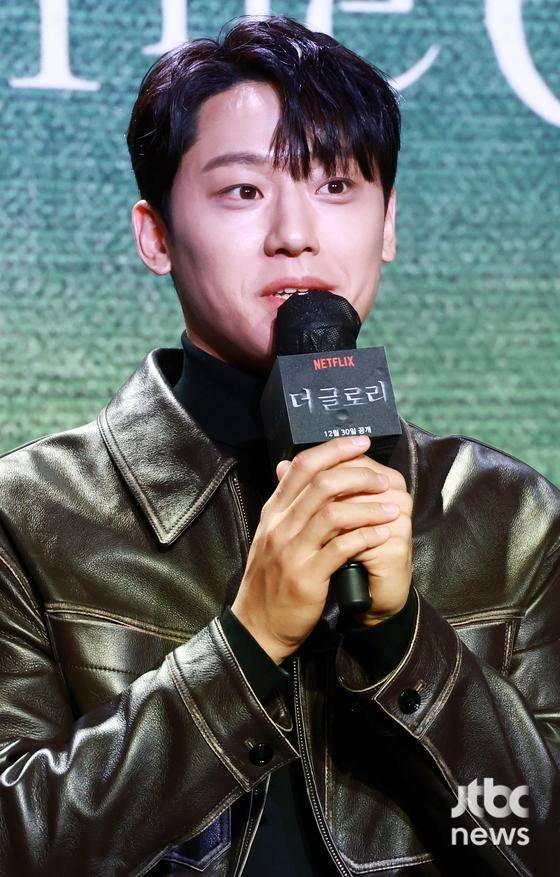 20일 오전 서울 종로구 JW 메리어트 동대문 스퀘어 서울에서 열린 넷플릭스 `더 글로리` 제작발표회가 열렸다. 김은숙 작가, 안길호 감독과 송혜교, 이도현, 임지연, 염혜란, 박성훈, 정성일이 참석했다. 김현우 엔터뉴스팀 기자 kim.hyunwoo3@jtbc.co.kr (콘텐트비즈니스본부)