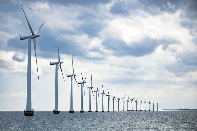 덴마크의 미들그룬덴 해상 풍력발전 단지에 풍력터빈들이 부채꼴 모양으로 세워져 있다. 해상 풍력 선도 국가인 덴마크가 지난 2000년 완공한 이 발전소는 코펜하겐 사용 전력의 3~4%를 공급한다. /스테이트 오브 그린