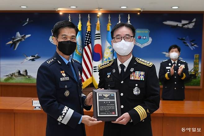 박하식 공군작전사령관(사진 왼쪽)이 당시 양평소방서장이었던 고영주 경기소방 인사담당관에게 감사패를 전달하고 있다. 경기도 소방재난본부 제공