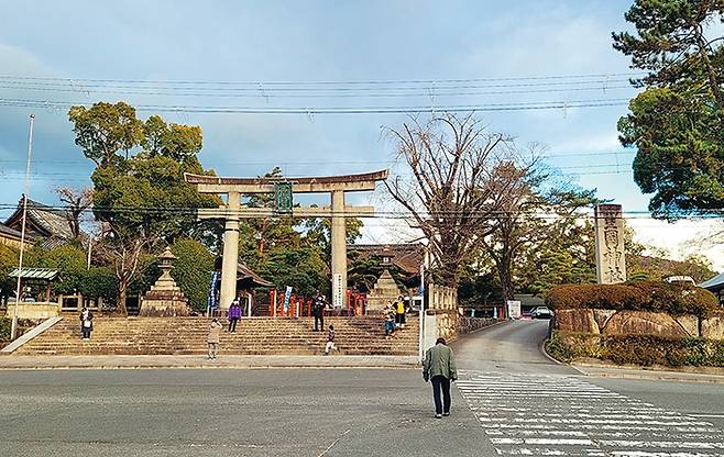 도요토미 히데요시를 모신 도요쿠니신사. 신사 앞 오른쪽 길가에 ‘귀(코)무덤’이 있다.