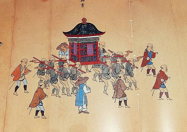 조선 국왕이 쇼군에게 보내는 ‘국서’는 막부의 권위를 상징하기에 백성들이 잘 볼 수 있도록 가마에 실어 날랐다.