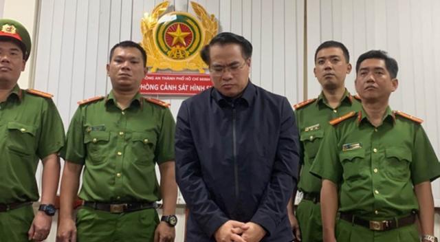 지난달 12일 베트남 차량등록 소장(가운데)이 뇌물수수 혐의로 현장에서 체포되고 있다. 베트남 사정당국은 최근 공직사회 전반에 대한 비리 수사를 진행, 암묵적으로 진행됐던 악습을 광범위하게 처벌하고 있다. 뚜오이쩨 캡처