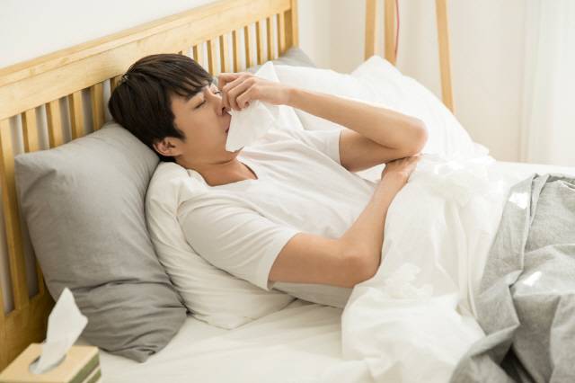 누울 때 코가 더 심하게 막히는 건 머리로 피가 쏠리며 코 혈관이 팽창하고, 콧속 점막의 부피가 커지기 때문이다./사진=클립아트코리아