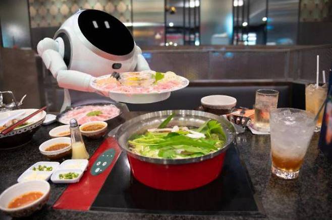 베어로보틱스의 서빗로봇이 음식을 전달하는 모습, 출처=베어로보틱스