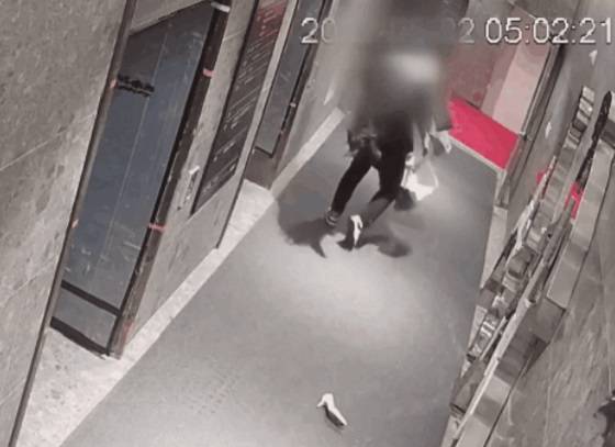 지난해 발생한 '부산 서면 돌려차기 사건' 당시 CCTV 원본 영상이 공개됐다. JTBC '사건반장' 캡처