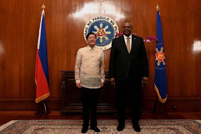 2일(현지시각) 미국이 중국의 위협을 견제하기 위해 필리핀 군사기지 4곳의 사용권을 추가 확보한 데 대해 중국이 "지역의 긴장을 고조시킬 것"이라며 반발했다. 사진은 로이드 오스틴 미국 국방부 장관(오른쪽)과 페르디난드 마르코스 주니어 필리핀 대통령이 이날 기념사진을 촬영하는 모습. /사진=로이터