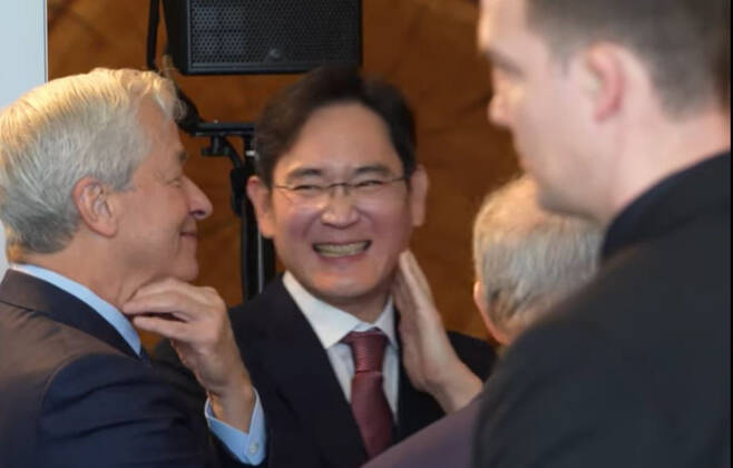 지난달 초 스위스에서 열린 다보스포럼에서 이재용(가운데) 삼성전자 회장이 대화를 나누는 모습[대한상공회의소 유튜브 캡처]