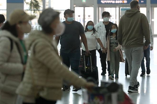 실내마스크 착용 의무 해제 이틀째인 지난달 31일 오후 인천국제공항 제2여객터미널 출국장에서 마스크를 쓴 공항 이용객들이 이동하고 있다. 인천공항=뉴시스