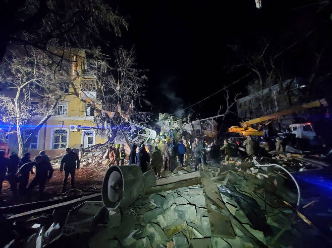 1일(현지시간) 우크라이나 동부 도네츠크주 크라마토르스크에서 러시아의 미사일 공격으로 파괴된 아파트 건물의 모습이 보인다. 파울로 키릴렌코 도네츠크주 주지사 공개. / 사진=로이터 연합뉴스