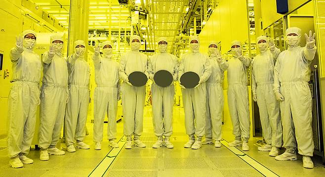 세계 최초 3나노 파운드리 양산에 참여한 삼성전자 파운드리사업부, 반도체연구소, 글로벌 제조&인프라 총괄 직원들 ⓒ삼성전자