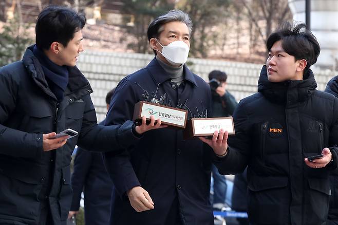 조국 전 법무부 장관이 3일 오후 서울 서초구 서울지방법원에서 열린 1심 선고 공판에 출석하고 있다./뉴스1