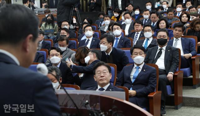 민주당 이재명 대표가 2일 국회에서 열린 의원총회에서 박홍근 원내대표의 발언을 듣고 있다. 오대근 기자
