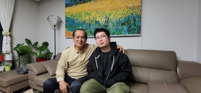 김기영(왼쪽) 기록원과 큰아들 김민준씨. 박상은 기자