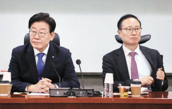 이재명 더불어민주당 대표가 31일 오후 서울 여의도 국회 의원회관에서 열린 민주당의 길 1차 토론회에 참석하고 있다. 오른쪽은 홍영표 의원. 뉴스1