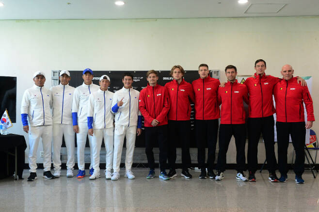 한국과 벨기에 남자 테니스 대표팀 선수들이 3일 2023 데이비스컵 벨기에와 최종 본선 진출전 대진 추첨 뒤 기념 촬영을 하고 있다. 협회