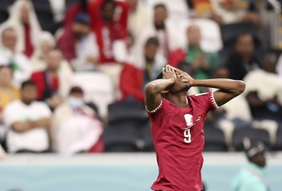 2022 카타르월드컵에서는 개최국인 카타르가 에콰도르와 경기에서 패배하면서 월드컵 역사상 처음으로 개최국이  개막전에서 진 나라로 기록됐다. 과연 국제경기에서 개최국 어드밴티지라는 것은 있을까라는 궁금증을 분석한 연구결과가 나왔다.