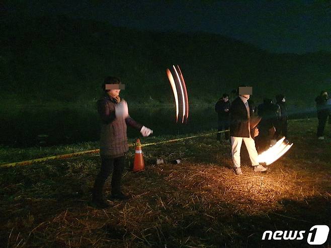4일 대전 대덕구에서 열린 ‘제24회 신탄진 대보름 축제’에서 시민들이 쥐불놀이를 하고 있다. /뉴스1 ⓒ News1 허진실 기자