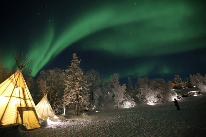 지난달 12일 밤 11시(현지시각) 캐나다 옐로나이프 오로라 빌리지 티피(왼쪽 아래 천막) 위로 오로라가 나타나고 있다. 이유진 기자