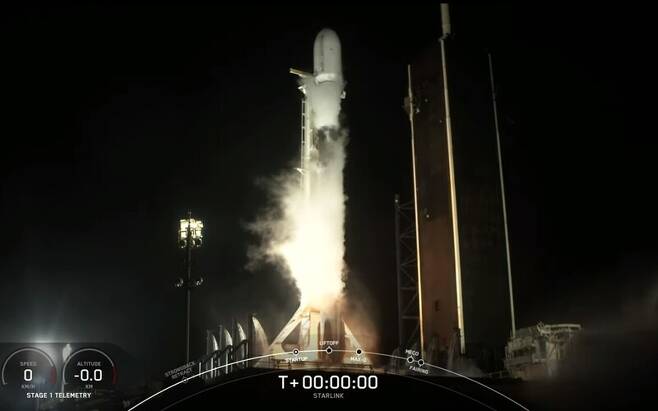 200번째 발사 성공 기록을 세운 스페이스엑스의 팰컨9 로켓이 2일(현지시각) 이륙하고 있다. 웹방송 갈무리