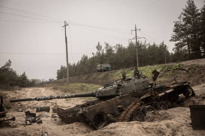 비교적 양호한 상태로 버려진 러시아군 탱크. 우크라이나 쿠피얀스크, 2022년 12월. 게티이미지