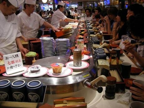 일본 도쿄 시부야의 한 회전초밥 가게. 20분 안에 식사를 마쳐야 하고 일인당 일곱 접시 이상은 먹지 못하는 등 제약이 많은데도 늘 문전성시를 이루는 것으로 유명하다.