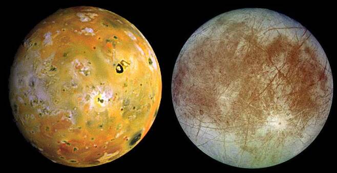 목성의 달인 이오(왼쪽)와 유로파의 모습