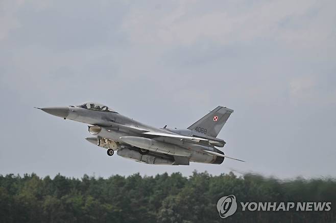 폴란드 공군의 F-16 전투기 폴란드 공군의 F-16 전투기가 2022년 8월 23일(현지시간) 폴란드 중부 라스카 공군기지에서 비행하고 있다. [EPA 연합뉴스 자료사진. 재판매 및 DB 금지]
