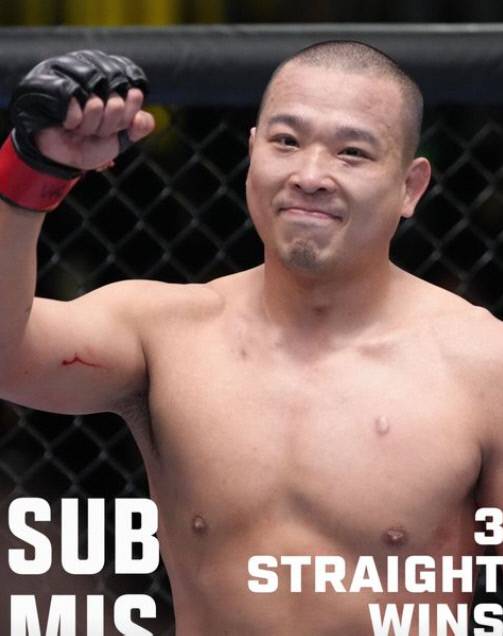 ‘아이언 터틀’ 박준용이 5일(한국시간) 미국 네바다주 라스베이거스 UFC APEX에서 열린 ‘UFC Fight Night : 루이스 vs 스피박’ 미들급 경기에서 데니스 튤률린을 상대로 1라운드 4분 5초 서브미션 승을 거뒀다. 사진 | UFC