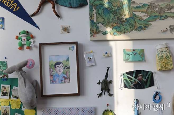 장 교수의 연구실 벽에는 동물들의 미니어처와 사진, 그림 등이 가득했다. 사진=허영한 기자 younghan@