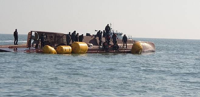 5일 오후 3시께 전남 신안군 임자면 인근 바다에서 전복 사고를 당한 청보호 구조 작업이 진행되고 있다. 신안군 제공