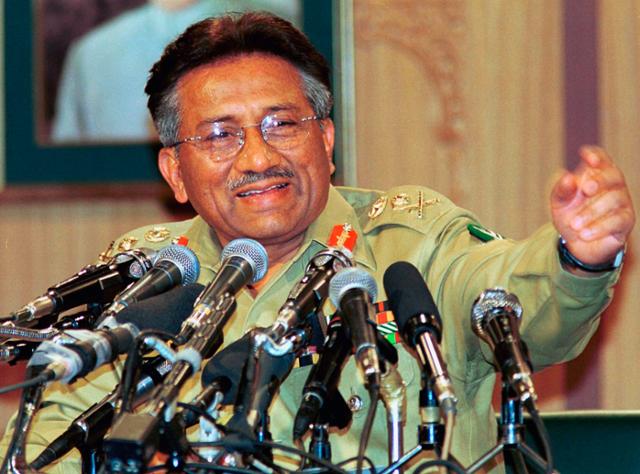 2000년 3월 당시 육군참모총장이었던 페르베즈 무샤라프 전 파키스탄 대통령이 무혈 쿠데타로 정권을 잡은 뒤 수도 이슬라마바드에서 기자회견을 하고 있다. 이슬라바마드=AP 연합뉴스