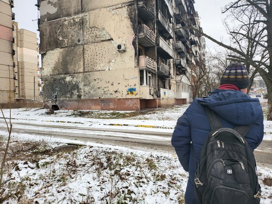 우크라이나 이르핀의 아파트 외벽이 온통 총탄 흔적으로 가득하다. 벽 아래엔 우크라이나 국기가 그려져있다. 김홍범 기자