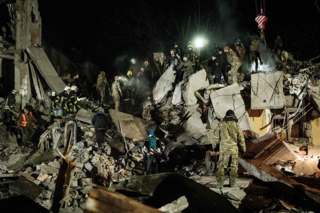 지난 1일(현지시간) 러시아군 로켓 공격으로 파괴된 우크라이나 동부 도네츠크주 크라마토르스크의 한 아파트에서 구조대원들이 생존자를 수색하고 있다. AFP연합뉴스