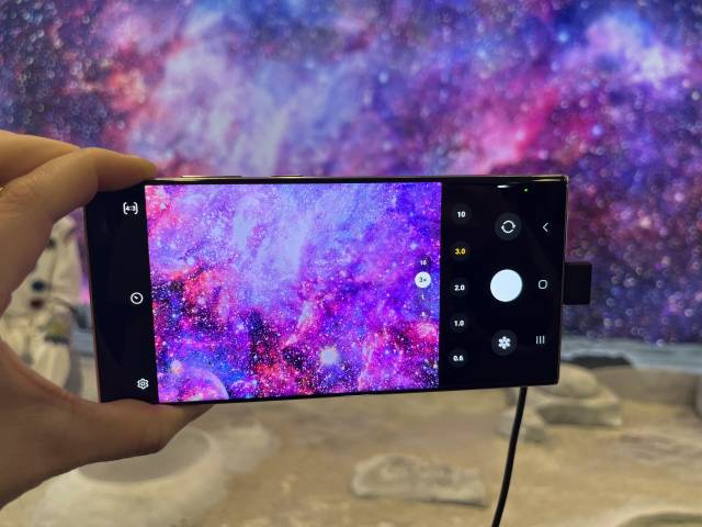1일(현지 시간) 미국 샌프란시스코에서 기자가 갤럭시 S23 울트라로 천체 사진을 찍을 때 고배율 줌을 체험하고 있다. 3배까지 확대해도 노이즈가 적다. /실리콘밸리=정혜진 특파원