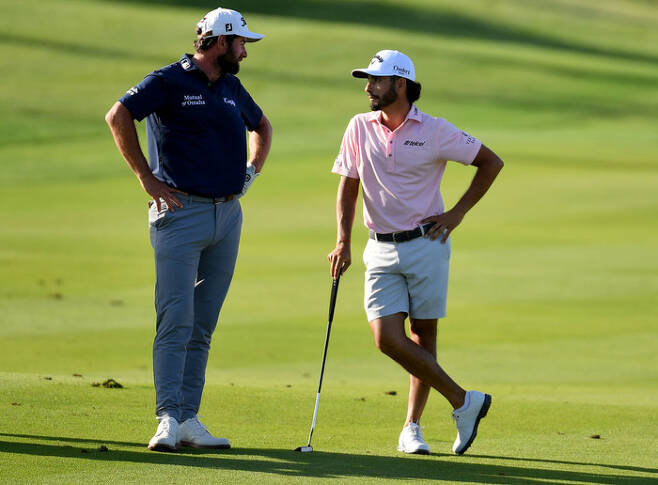 2022 PGA 투어 신인왕 캐머런 영(왼쪽)과 아브라함 안세르가 지난 4일 아시안투어 시즌 개막전 PIF 사우디 인터내셔널 3라운드에서 동반 라운드하며 대화를 나누고 있다. ｜게티이미지
