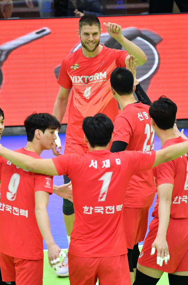 남자배구 한국전력 선수들이 5일 수원실내체육관에서 열린 V리그 홈경기에서 현대캐피탈을 상대로 득점을 올린 뒤 기뻐하고 있다. 한국배구연맹(KOVO) 제공