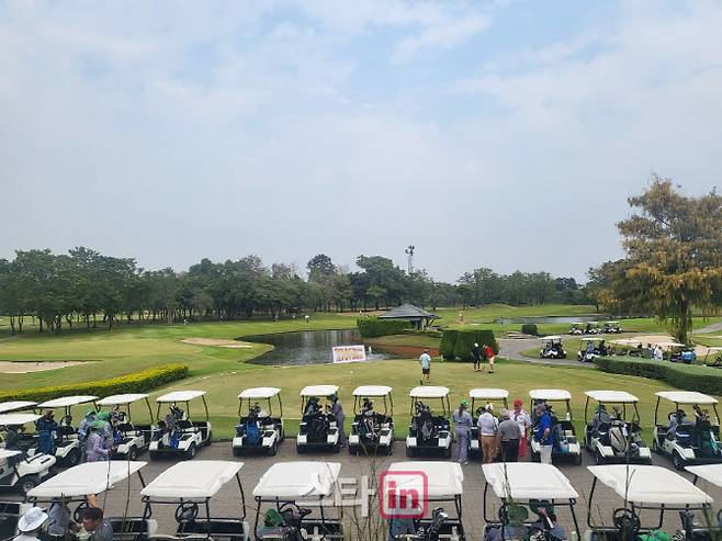 4일 태국 방콕 인근 방콕 골프클럽의 클럽하우스 앞에 라운드를 나가는 골프카트가 긴 줄로 늘어서 대기하고 있다. (사진=주영로 기자)